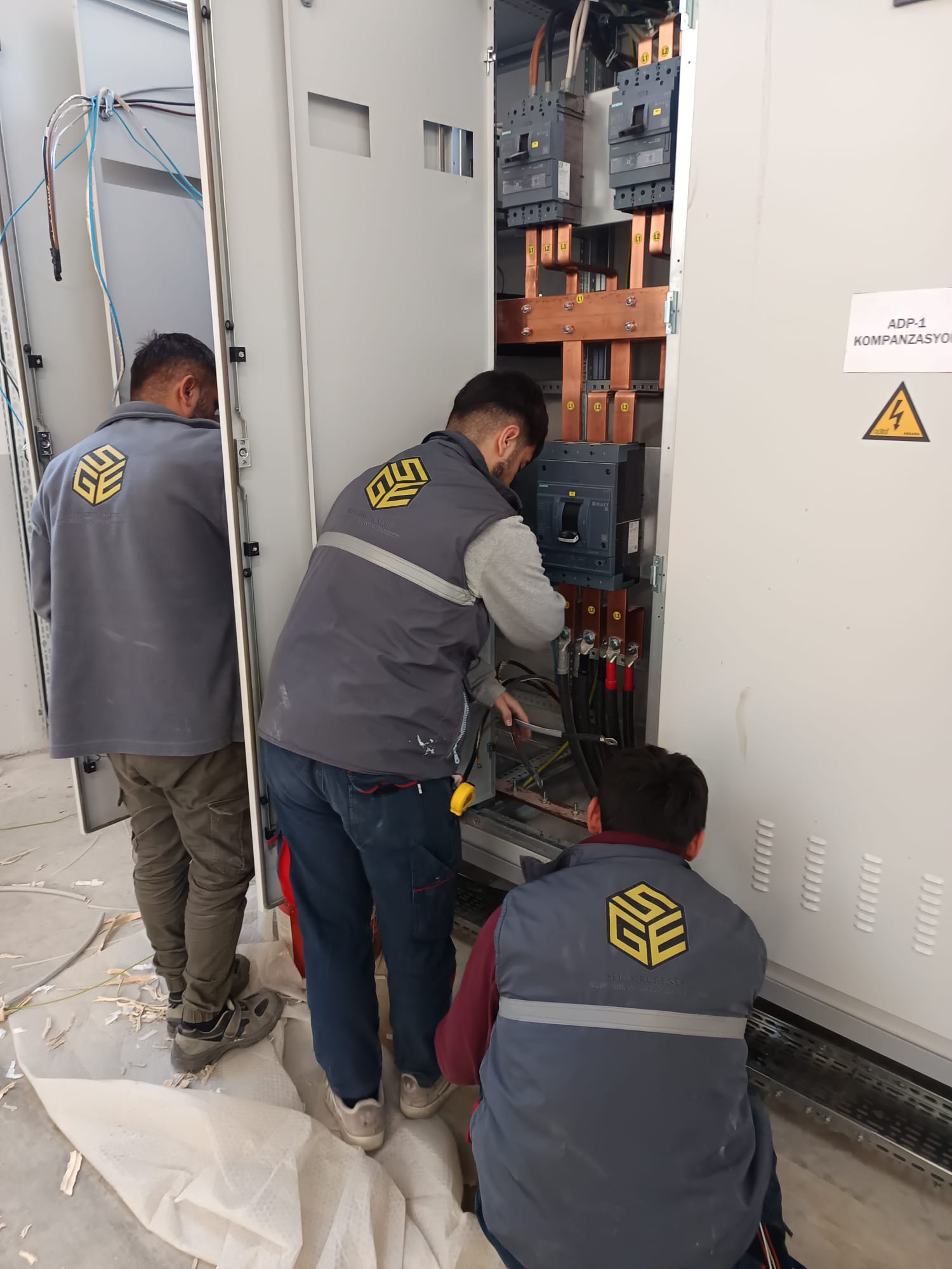 Sefa Grup Enerji ekibi kompanzasyon panosu montajı